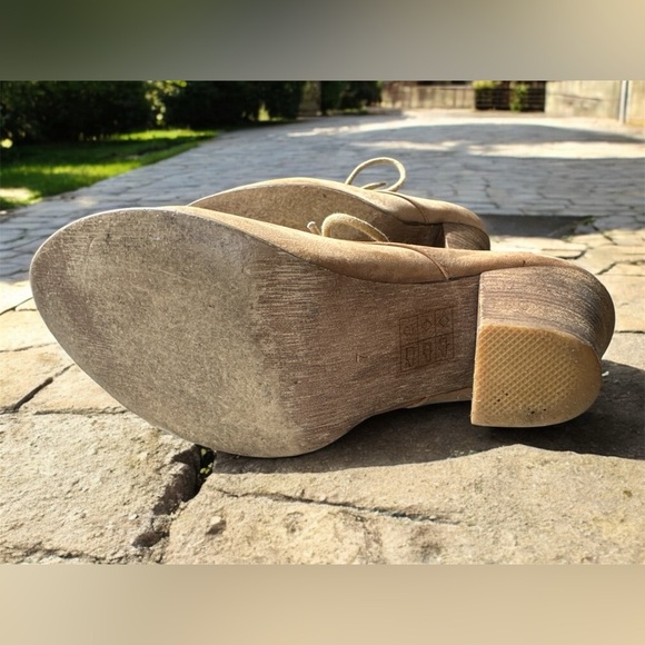 VTG Ecote Lace Up Oxford Heels Tan Women's Size 7 - 3.5” heel - Picture 4 of 4